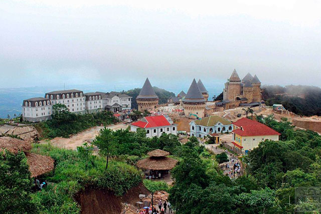 Khu du lịch Bà Nà Hill cách trung tâm Đà Nẵng khoảng 30 km.