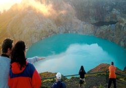 Hồ sinh ba đổi màu ở Indonesia