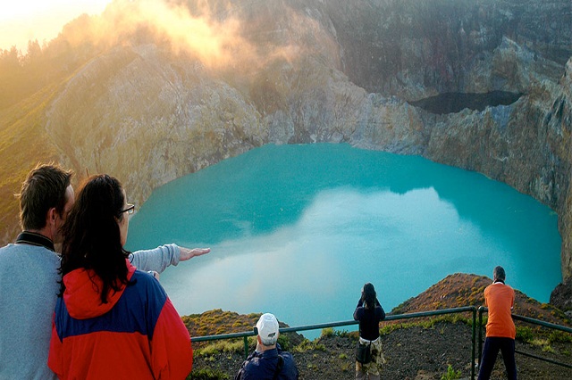 3 hồ nước ở Indonesia có thể đổi màu vào bất cứ thời điểm nào