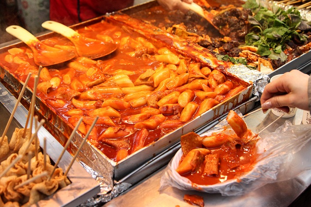 Con phố Sindang-dong nổi tiếng với món tteokbokki