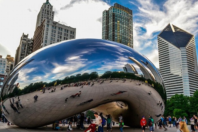 “Cổng Mây” Cloud Gate như chiếc gương khổng lồ phản chiếu cả thành phố