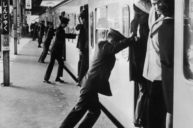 Nghề đẩy khách – Oshiya đã có mặt tại Nhật Bản từ năm 1967
