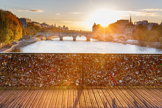 Pont des Arts, cây cầu “tình yêu” nổi tiếng ở thủ đô Paris