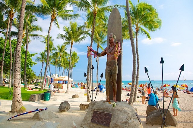 Waikiki là bãi biển đẹp nổi tiếng nhất ở Hawaii
