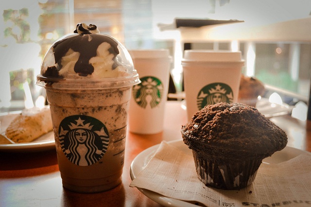 Còn gì bằng khi khi vừa chiêm ngưỡng  phong cảnh  và thưởng thức một cốc café Starbucks nóng hổi