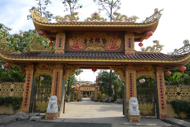 Cổng vào chùa Bảo Lâm