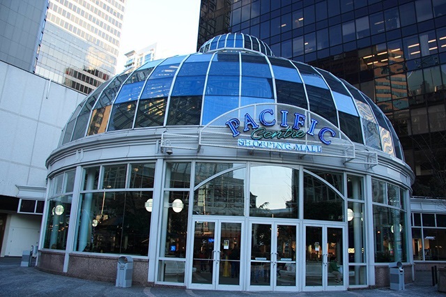 Pacific Centre là trung tâm thương mại nổi tiếng tại Vancouver