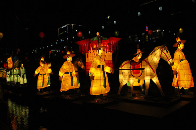 Thời điểm diễn ra lễ hội đèn lồng, dòng suối Cheonggyecheon càng lung linh và huyền ảo hơn