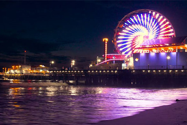 Cảng biển Santa Monica nổi bật với vòng đu quay khổng lồ