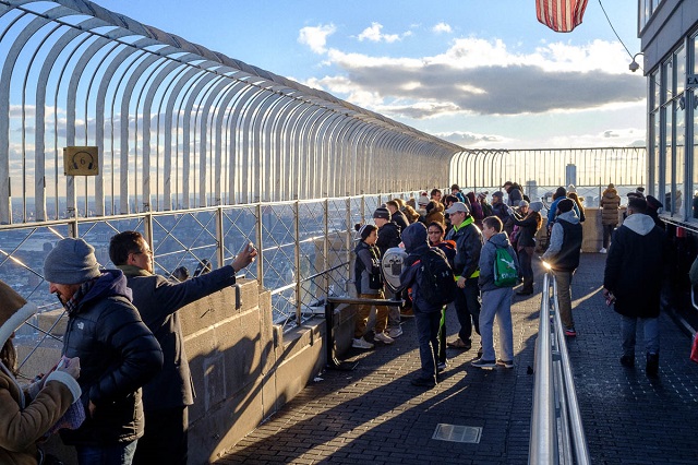 Tầng thứ 86 của Empire State Building luôn đông đúc khách tham quan