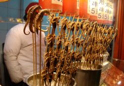 4 món ăn nhất định phải thử tại chợ đêm Đông Hoa Môn, Bắc Kinh