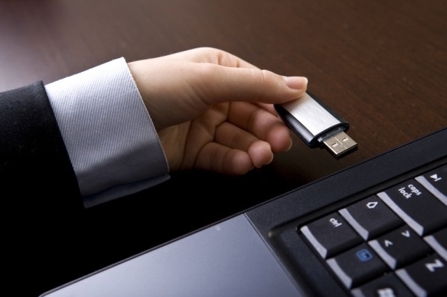Bạn hãy thử cắm USB vào laptop khác để kiểm tra xem USB còn hoạt động được không