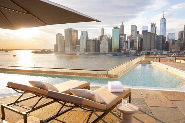 Khu vực hồ bơi ngoài trời của khách sạn Hotel Brooklyn Bridge