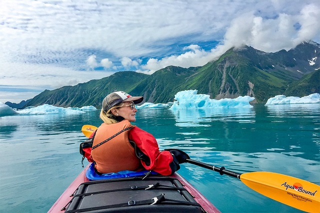 Chèo thuyền kayak là một trải nghiệm tuyệt vời mà bạn không nên bỏ lỡ khi đến Glacier Bay National Park